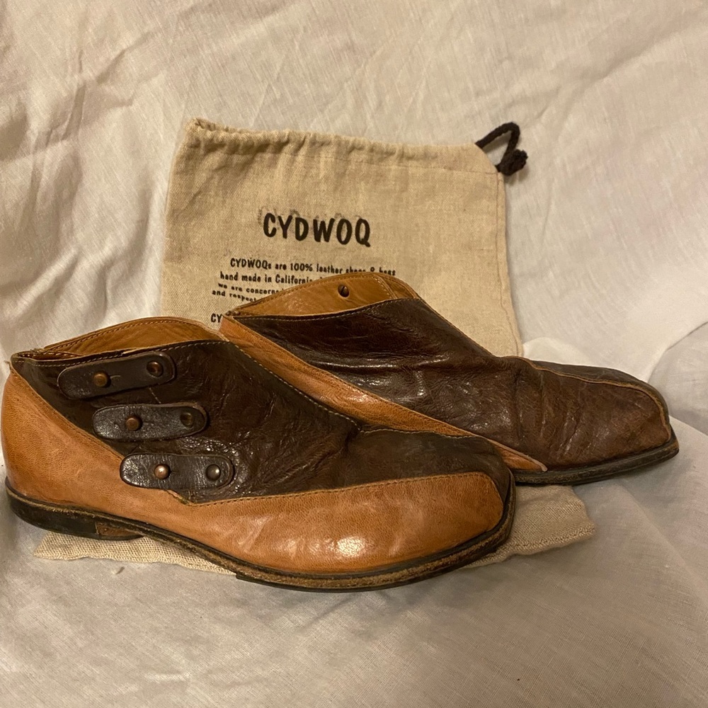 Cydwoq button up shoes. 36.5